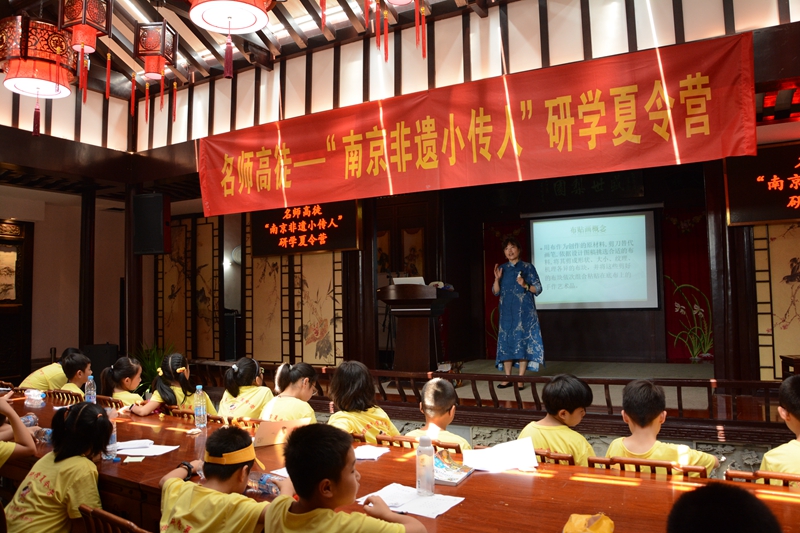 布貼畫(huà)傳承人祁競(jìng)現(xiàn)場(chǎng)教授制作非遺文創(chuàng)——貓頭鷹扇子.JPG