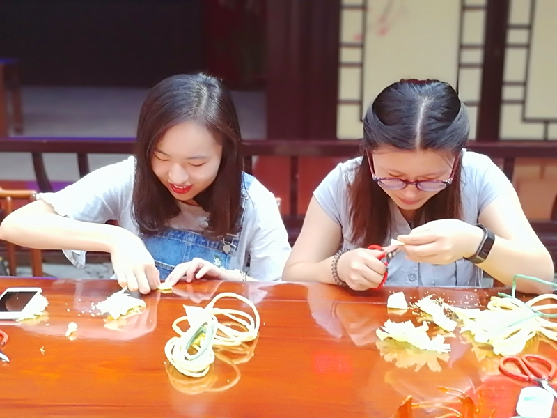 拉薩路小學(xué)老師洋溢笑容制作折紙花.jpg