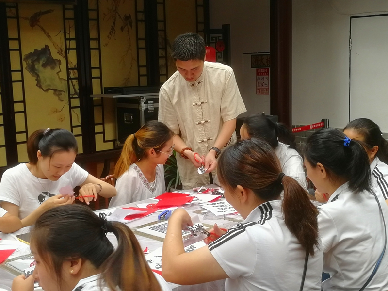 南京剪紙傳承人張鈞指導(dǎo)大家制作剪紙.jpg