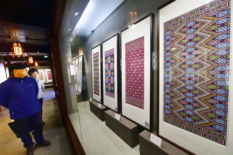 游客參觀展廳.jpg