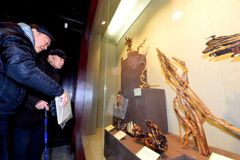 游客參觀展廳1.jpg