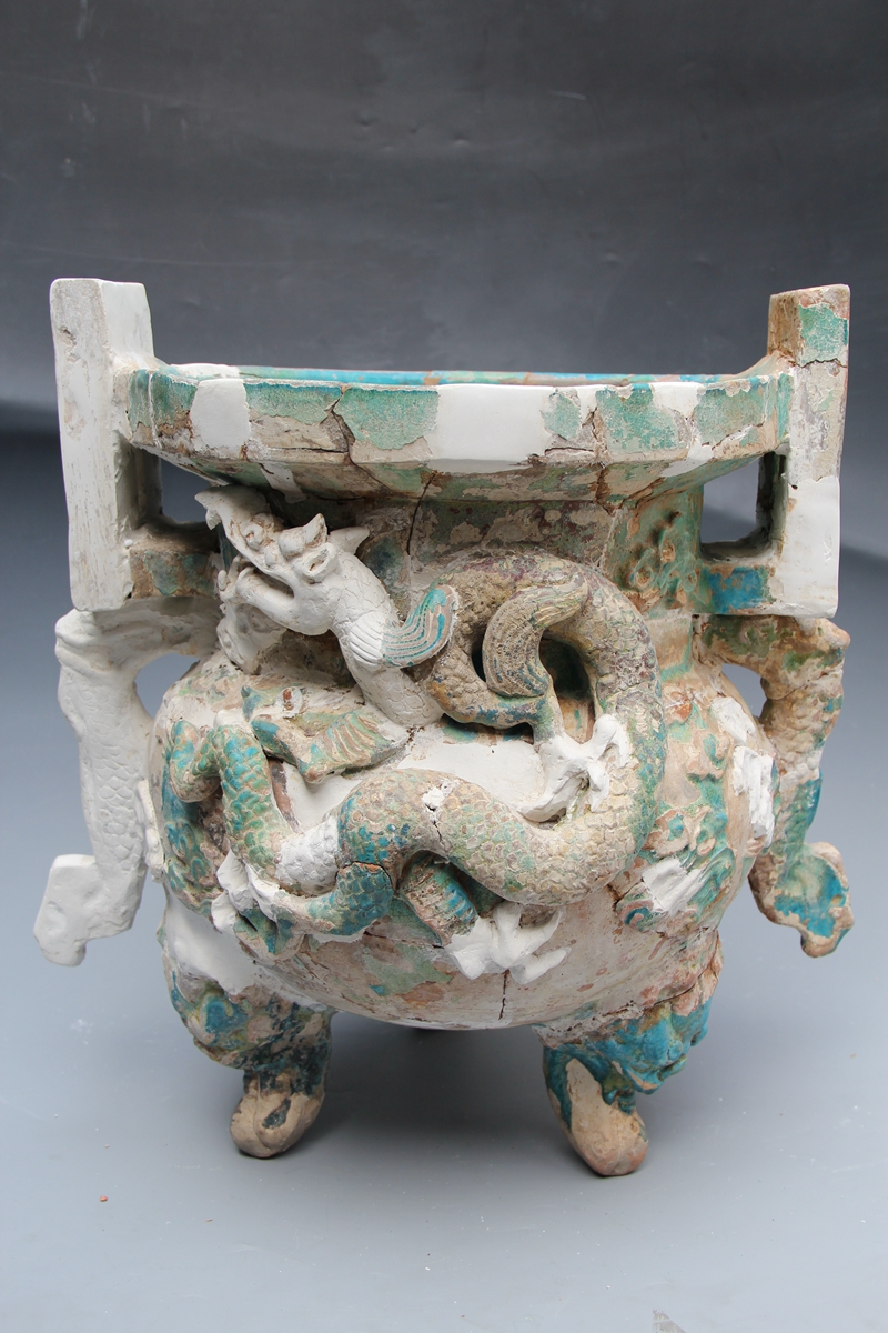 孔雀藍(lán)貼塑龍紋香爐 鎮(zhèn)江京口閘遺址出土.jpg