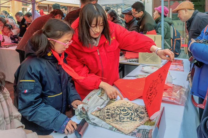 第六屆民俗文化節(jié)非遺集市之木雕版畫拓印體驗--杜萱攝.jpg