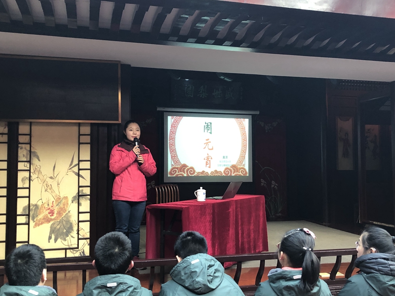 工作人員介紹授課老師.jpg