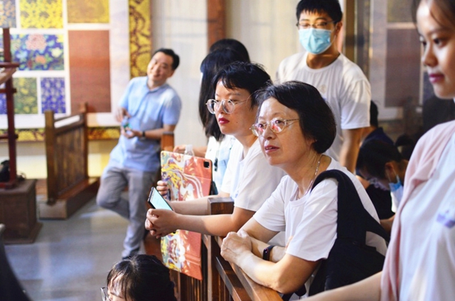 8.1 學員認真觀察上機織造.jpg