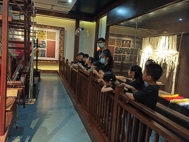 參觀云錦織機(jī)1.jpg