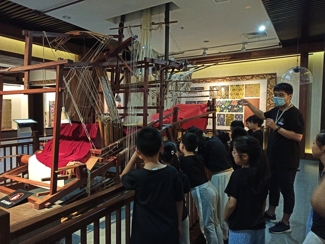 參觀云錦織機(jī)2.jpg