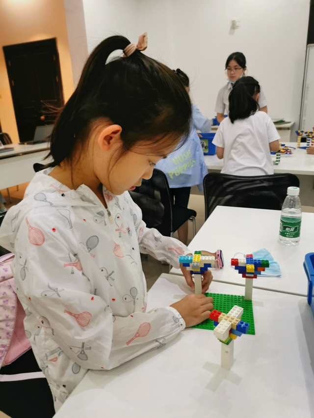 認(rèn)真搭建中1.jpg