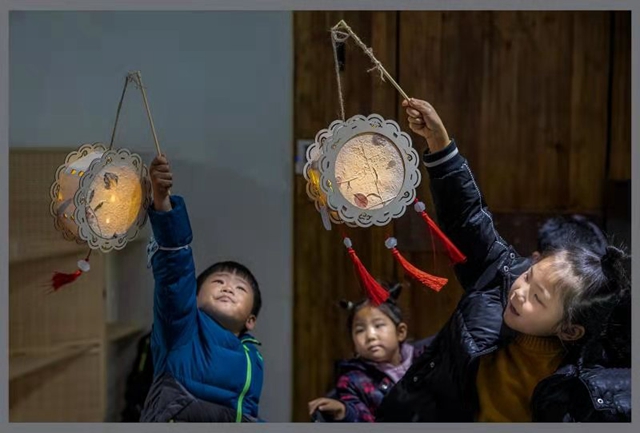 圖7 小學(xué)員完成的花燈.jpg