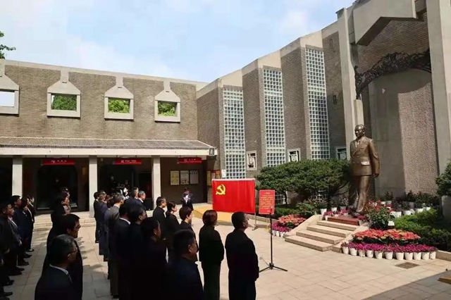 7、在周恩來(lái)銅像下開(kāi)展緬懷儀式.jpg