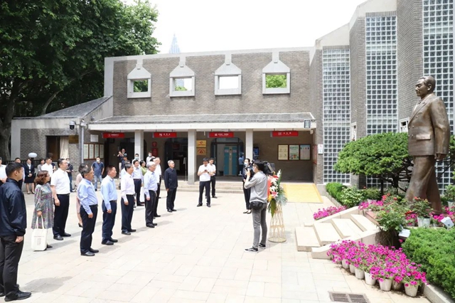 8、在周恩來(lái)銅像下開(kāi)展緬懷儀式2.jpg