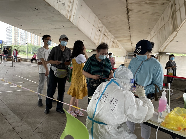 黨員張湘莉參與核酸檢測(cè)志愿服務(wù).jpg