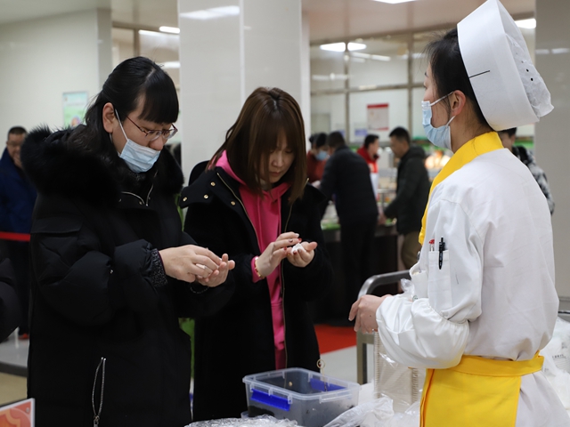 現場制作元宵湯圓（圖片拍攝來源：“我們的節(jié)日”南京工作室）.jpg