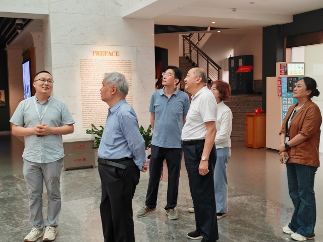 中國共產(chǎn)黨代表團(tuán)梅園新村紀(jì)念館接待中共黨史學(xué)會、江蘇省新四軍和華中抗日根據(jù)地研究會開展調(diào)研工作 (2).jpg